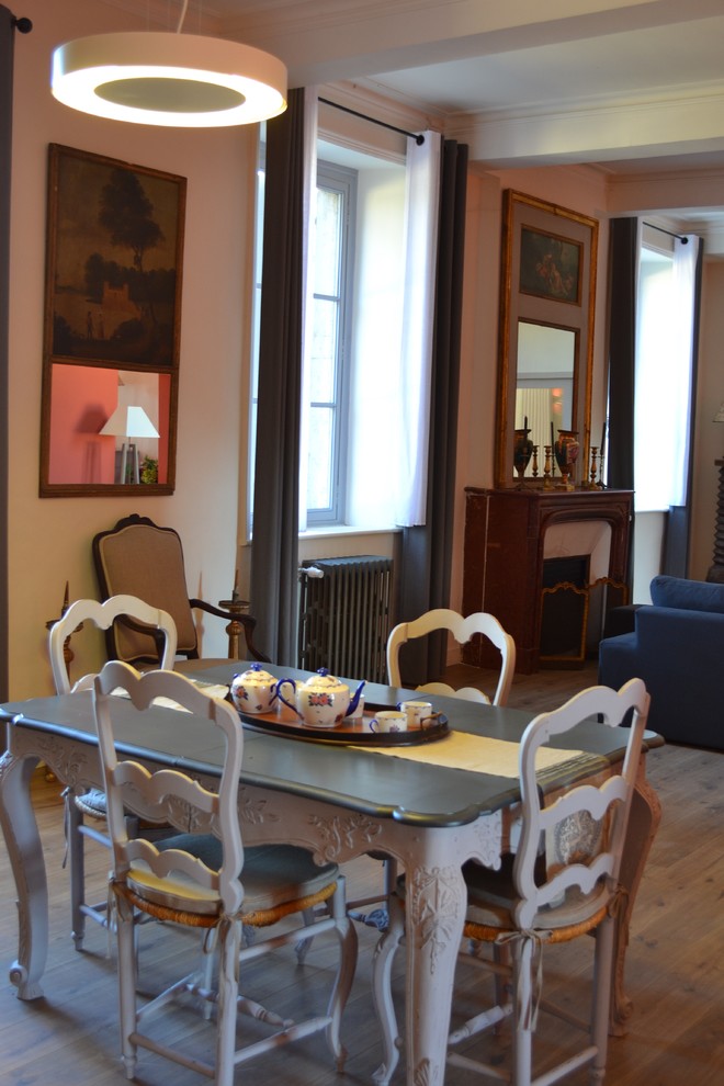 Immagine di una sala da pranzo aperta verso il soggiorno classica di medie dimensioni con pareti rosse e pavimento in terracotta