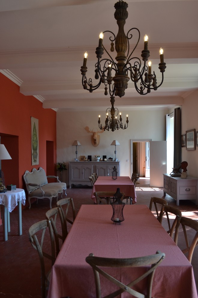 Пример оригинального дизайна: гостиная-столовая среднего размера в классическом стиле с красными стенами и полом из терракотовой плитки