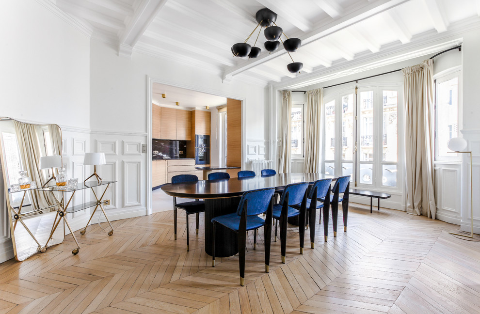 Klassisches Esszimmer mit weißer Wandfarbe, hellem Holzboden und beigem Boden in Paris