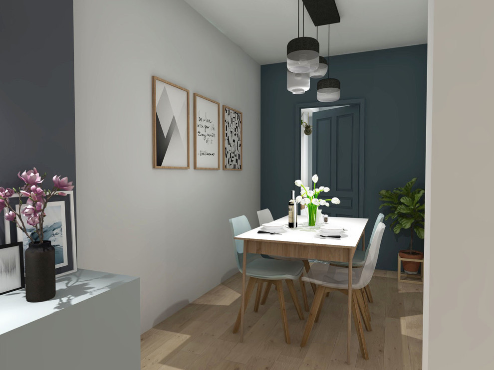 Idées déco pour une petite salle à manger ouverte sur le salon scandinave avec un mur bleu, parquet clair, aucune cheminée et un sol beige.