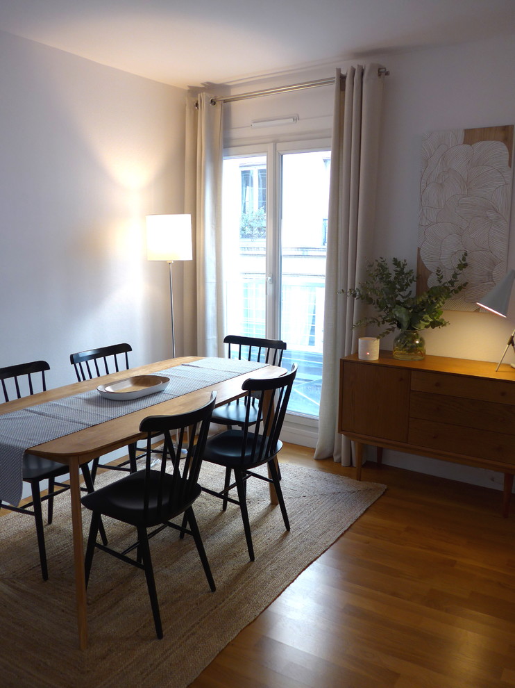 Esempio di una sala da pranzo aperta verso il soggiorno contemporanea di medie dimensioni con pareti bianche e parquet chiaro