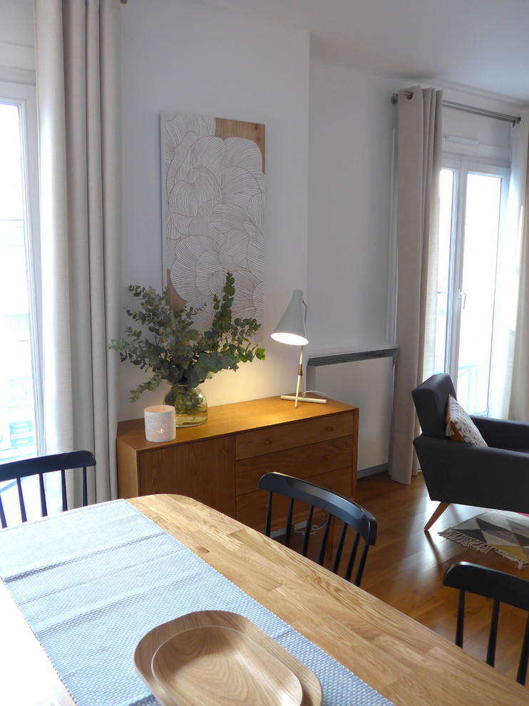 Réalisation d'une salle à manger ouverte sur le salon design de taille moyenne avec un mur blanc et parquet clair.
