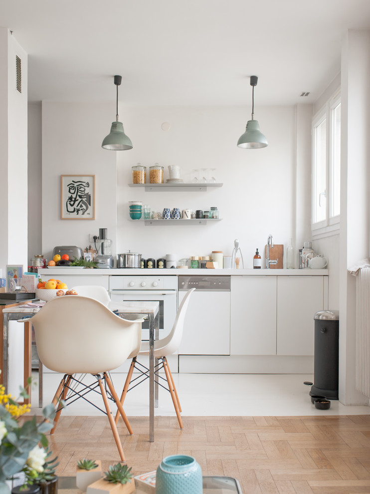 Design ideas for a scandinavian dining room in Montpellier.
