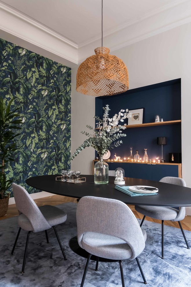 Idées déco pour une salle à manger classique avec un mur bleu, parquet clair, un sol marron et éclairage.