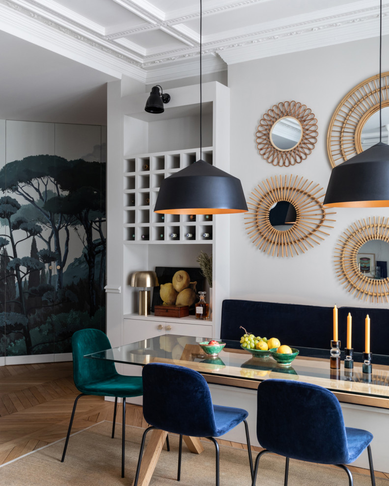 Große Moderne Wohnküche mit grauer Wandfarbe, hellem Holzboden, Kassettendecke und Tapetenwänden in Paris