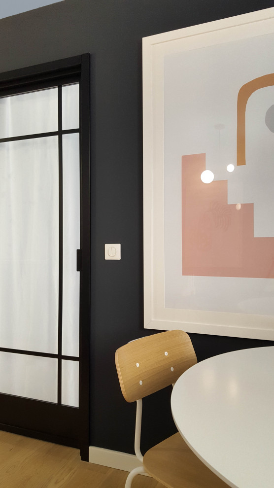 Offenes, Mittelgroßes Stilmix Esszimmer mit schwarzer Wandfarbe, hellem Holzboden, beigem Boden und Holzwänden