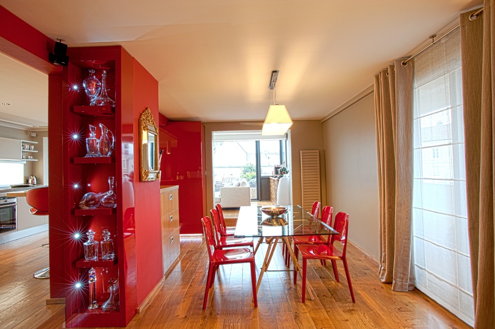 Exemple d'une grande salle à manger ouverte sur le salon tendance avec un mur beige et un sol en bois brun.