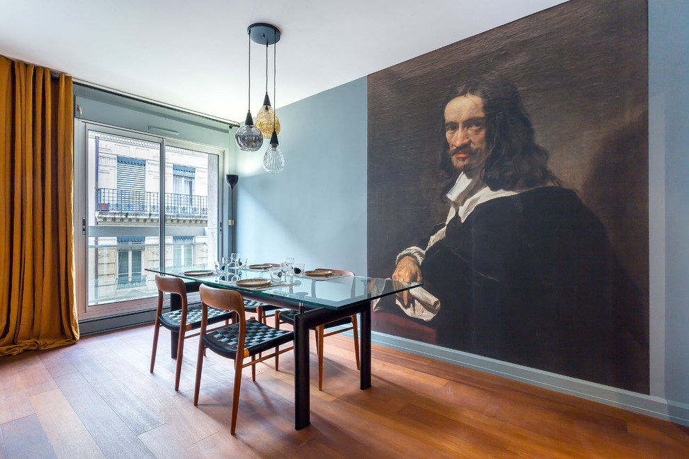 Idee per una sala da pranzo design con pareti blu, pavimento in legno massello medio e pavimento marrone