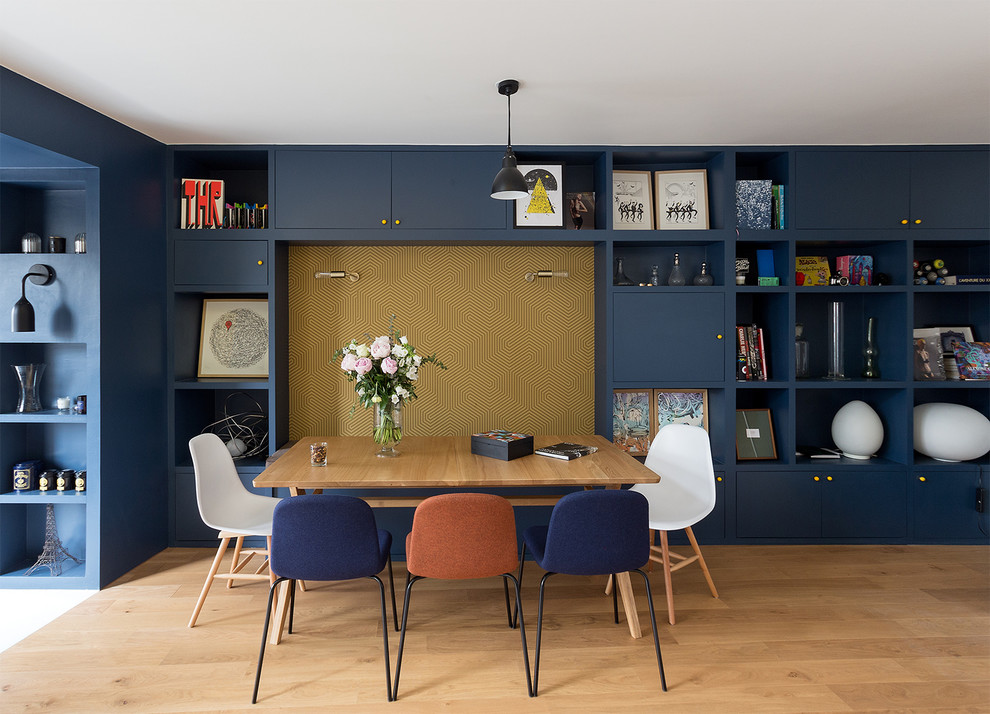 На фото: столовая в современном стиле с паркетным полом среднего тона, коричневым полом и синими стенами