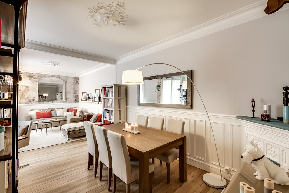 Idée de décoration pour une salle à manger ouverte sur le salon tradition de taille moyenne avec un mur gris, un sol en bois brun, aucune cheminée et éclairage.