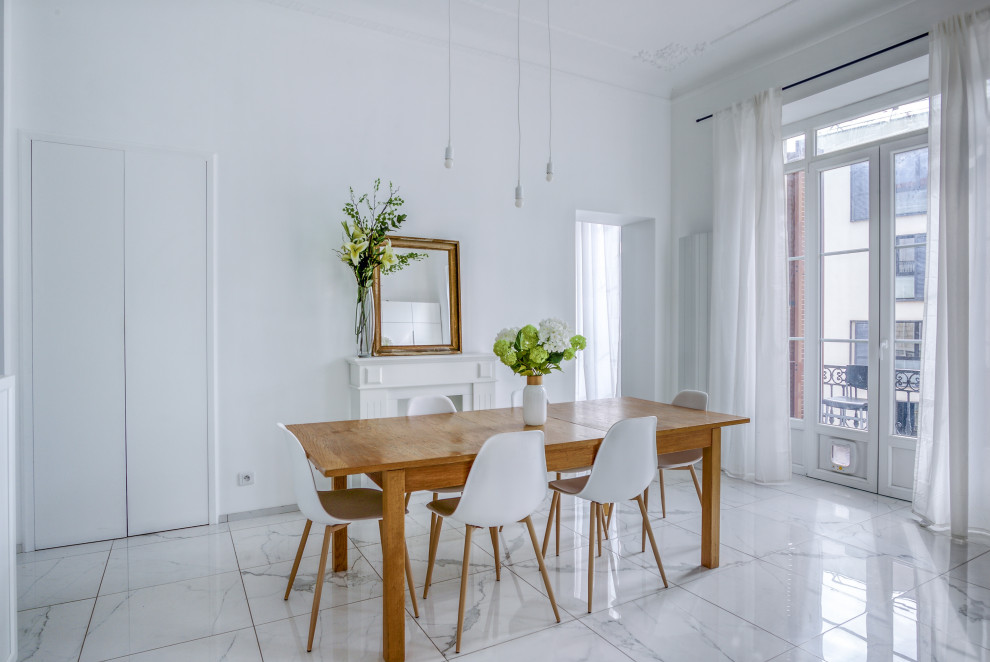 Idée de décoration pour une salle à manger design avec un mur blanc et un sol blanc.