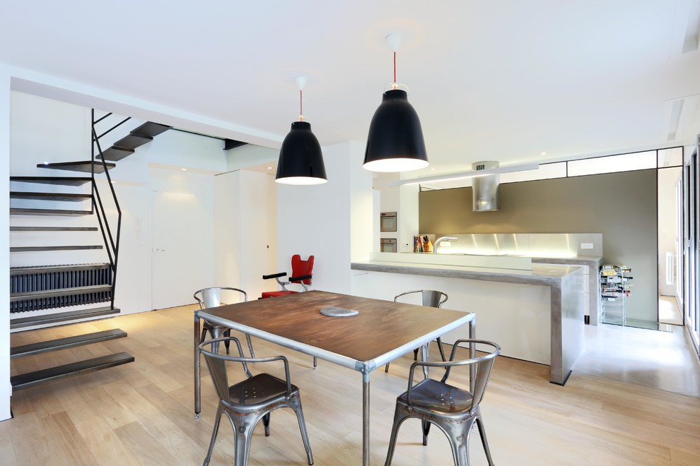 Esempio di una sala da pranzo aperta verso la cucina design con pareti bianche, pavimento in legno massello medio e nessun camino
