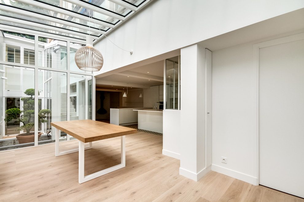 Idées déco pour une salle à manger contemporaine.