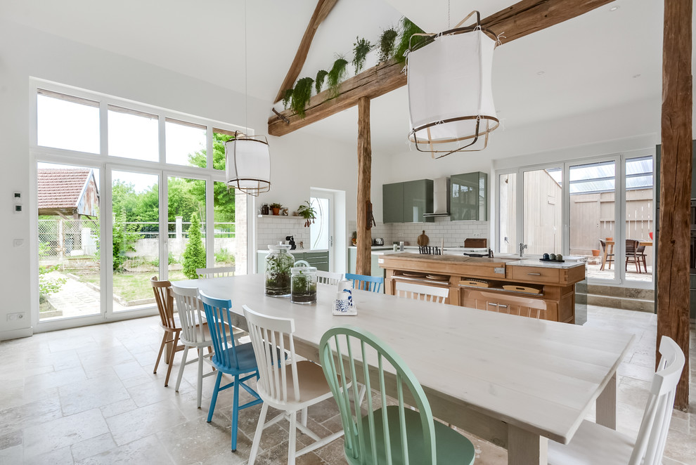 Idee per un'ampia sala da pranzo aperta verso il soggiorno scandinava con pareti bianche, pavimento in marmo e pavimento beige