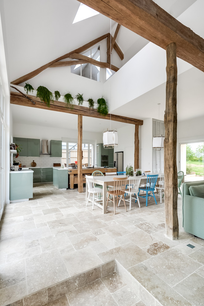 Idée de décoration pour une très grande salle à manger ouverte sur le salon nordique avec un mur blanc, un sol en marbre et un sol beige.