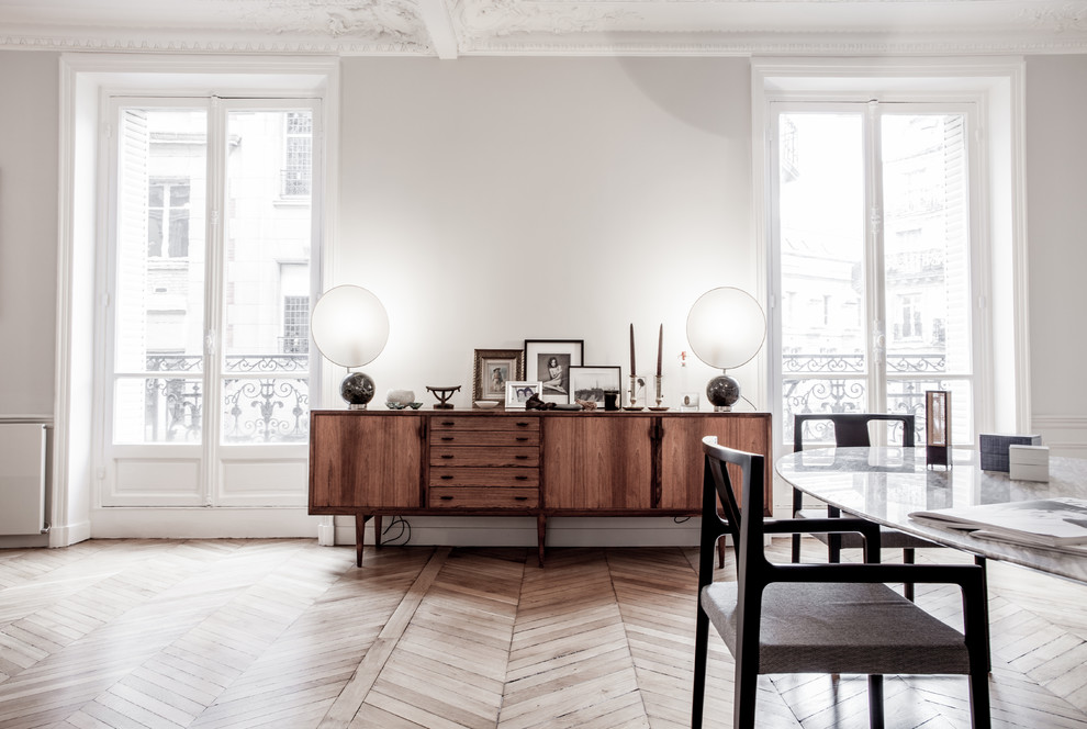 Inspiration pour une grande salle à manger ouverte sur le salon design avec un mur blanc, un sol en bois brun et un sol beige.