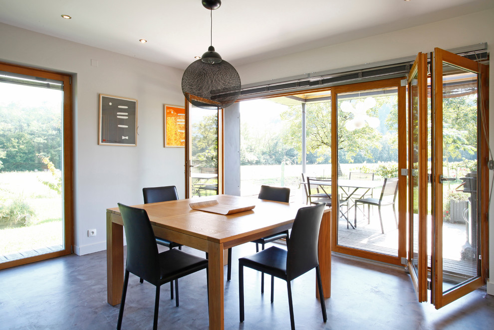 Design ideas for a contemporary dining room in Clermont-Ferrand.