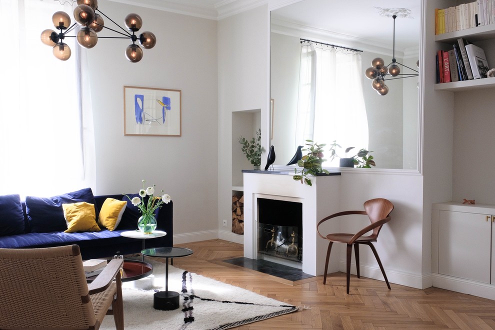Aménagement d'une salle à manger classique avec un mur blanc, un sol en bois brun, une cheminée standard et un sol marron.