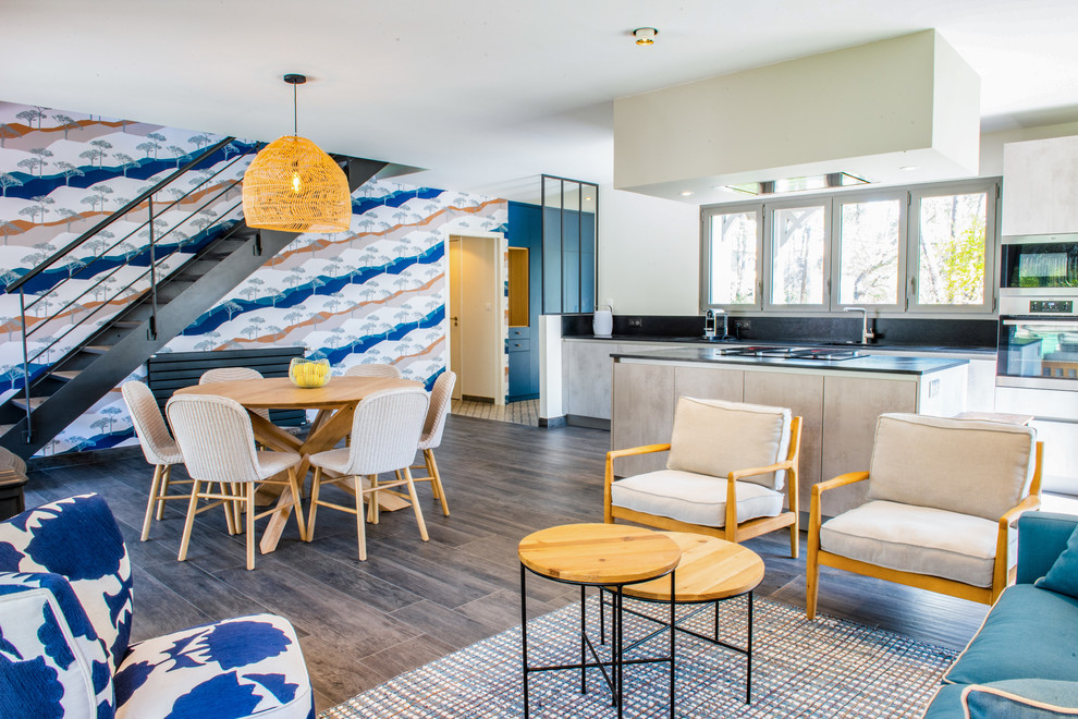 Inspiration pour une salle à manger ouverte sur le salon design avec un mur blanc, parquet foncé et un sol marron.