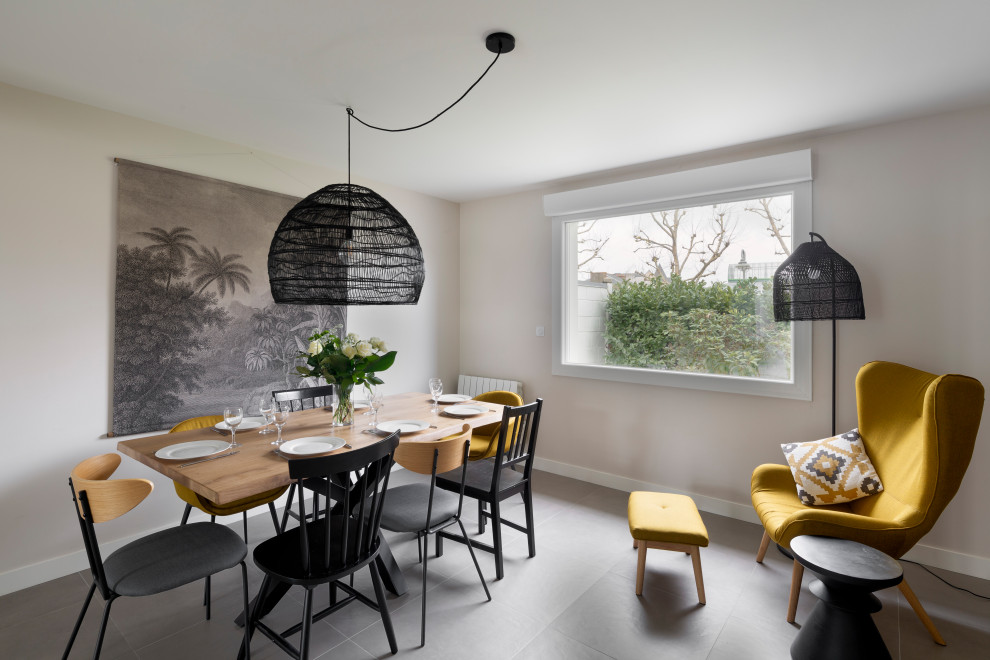 Idee per una sala da pranzo minimal con pareti grigie e pavimento grigio