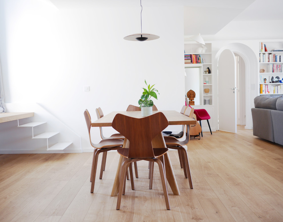 Стильный дизайн: гостиная-столовая в скандинавском стиле с белыми стенами, светлым паркетным полом и бежевым полом - последний тренд