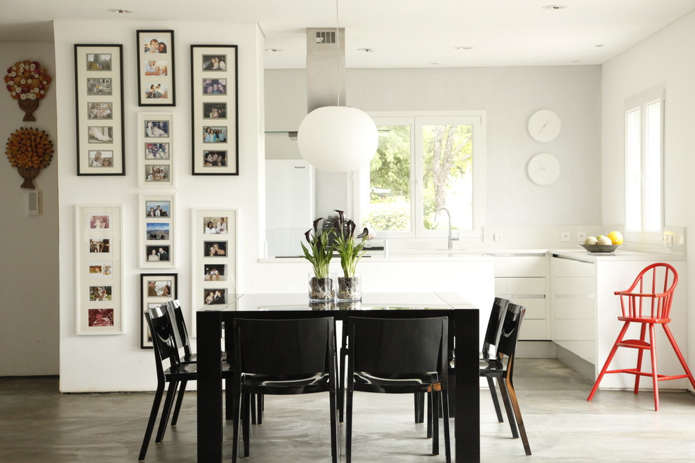 Idée de décoration pour une salle à manger ouverte sur la cuisine design de taille moyenne avec un mur blanc.