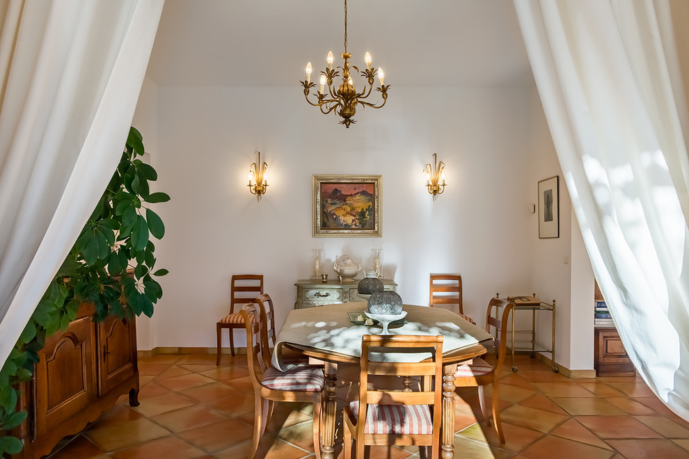 Inspiration pour une salle à manger ouverte sur le salon méditerranéenne avec un mur blanc.