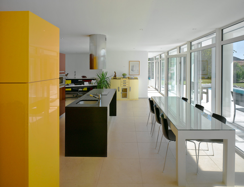 Источник вдохновения для домашнего уюта: большая гостиная-столовая в современном стиле с белыми стенами и полом из керамической плитки без камина