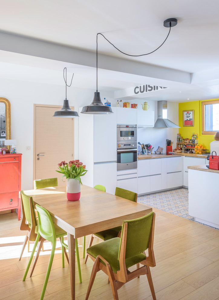 Mittelgroße Moderne Wohnküche ohne Kamin mit weißer Wandfarbe und hellem Holzboden in Rennes