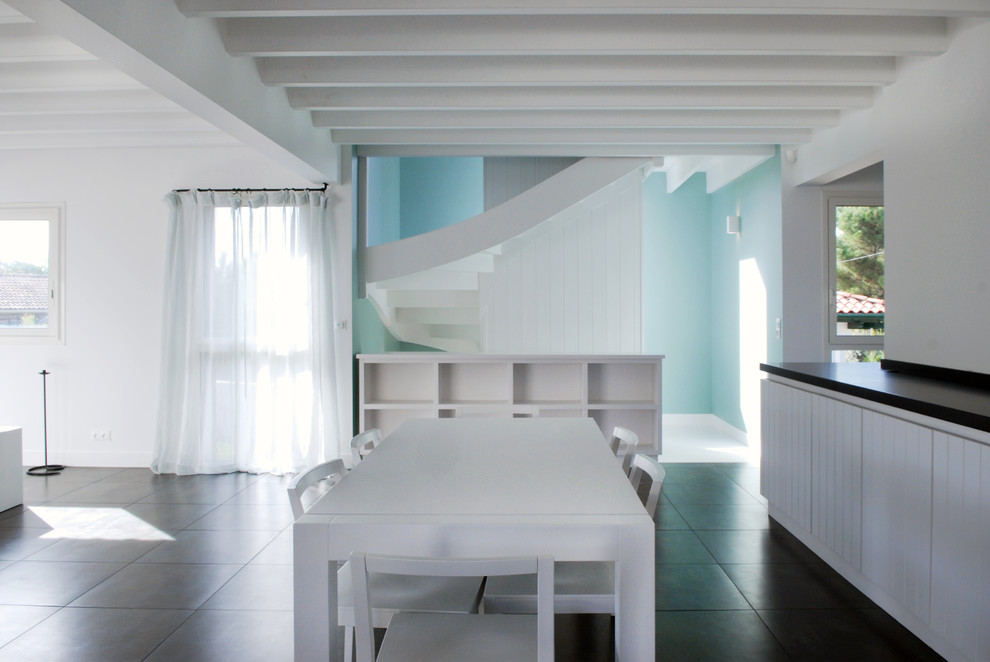 Foto di una sala da pranzo aperta verso il soggiorno costiera di medie dimensioni con pareti bianche e nessun camino