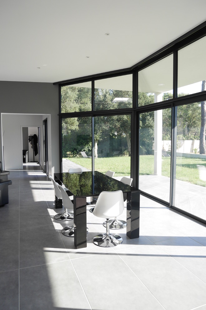 Offenes, Großes Modernes Esszimmer mit grauer Wandfarbe und Keramikboden in Bordeaux