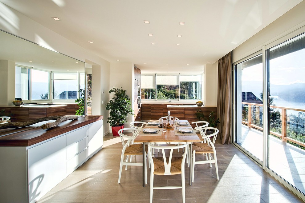 Ispirazione per una sala da pranzo aperta verso il soggiorno moderna di medie dimensioni con pareti beige e pavimento con piastrelle in ceramica