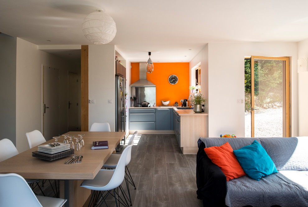Ispirazione per una sala da pranzo aperta verso il soggiorno eclettica di medie dimensioni con pareti arancioni, pavimento con piastrelle in ceramica e nessun camino
