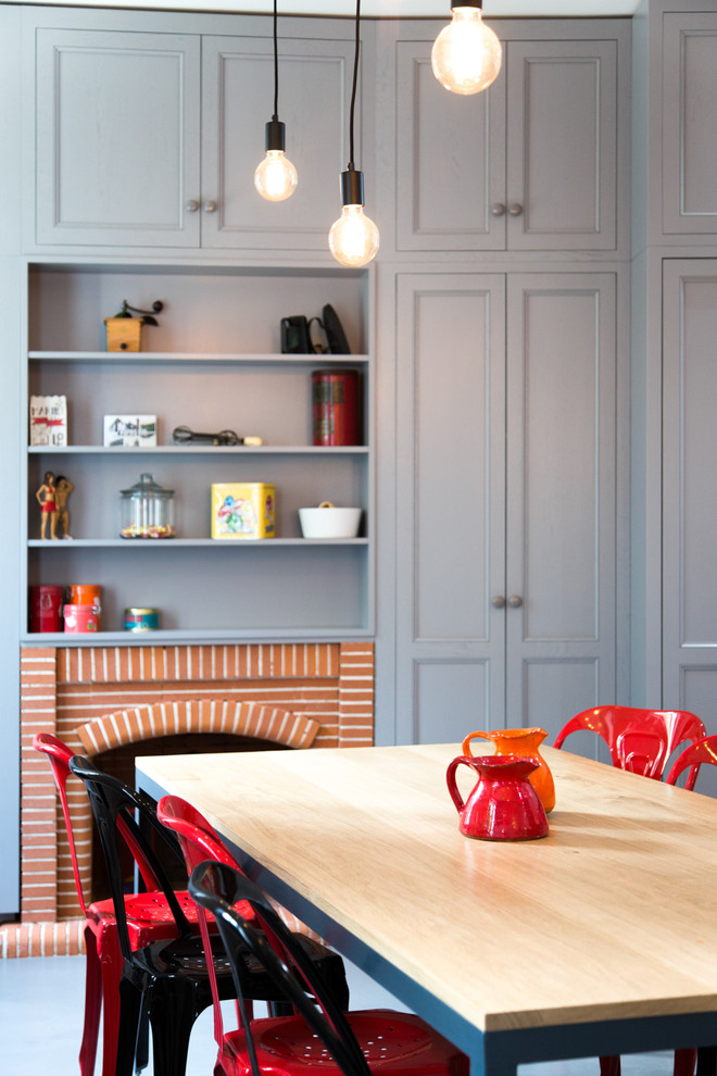 This is an example of a contemporary dining room in Toulouse.