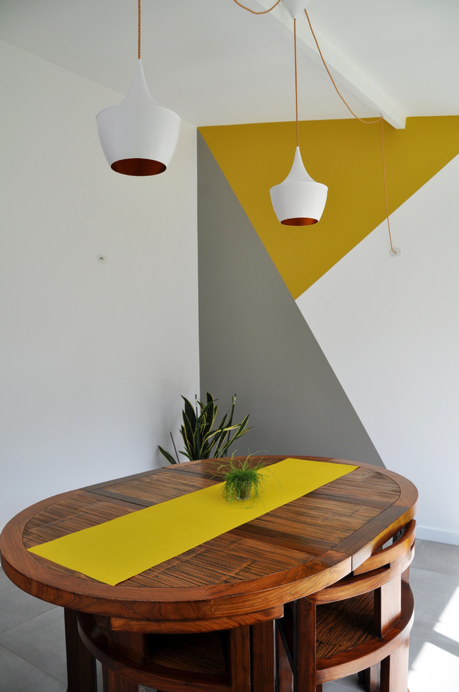 На фото: столовая среднего размера в современном стиле с полом из керамической плитки, серым полом и разноцветными стенами