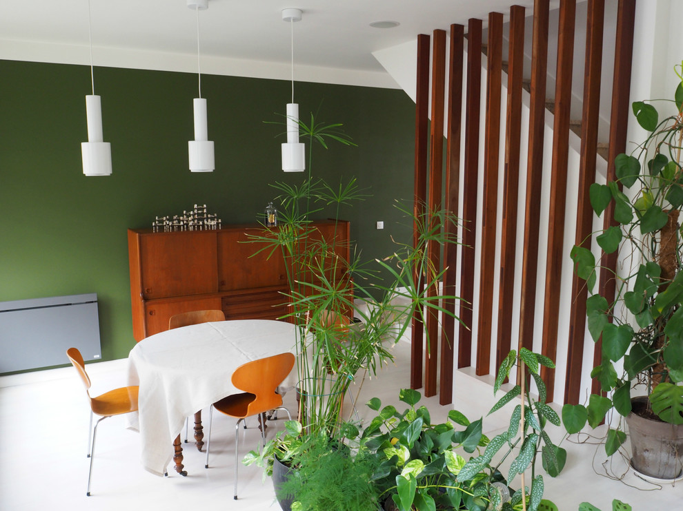 Idéer för att renovera en mellanstor funkis matplats med öppen planlösning, med gröna väggar