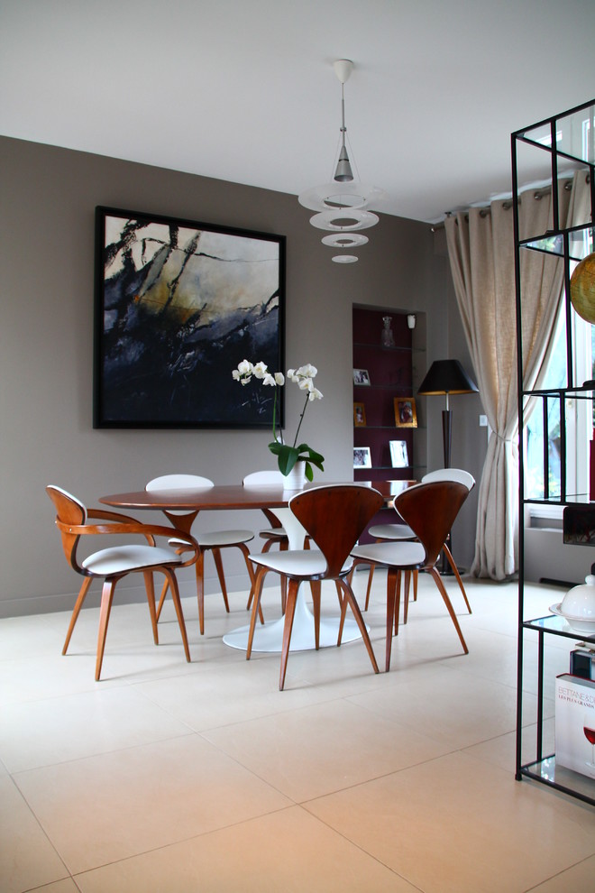 На фото: гостиная-столовая среднего размера в современном стиле с серыми стенами и полом из керамической плитки с