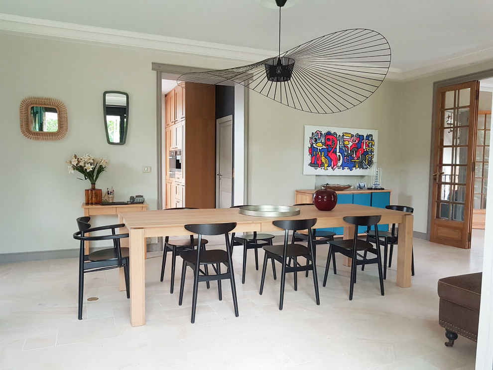 Источник вдохновения для домашнего уюта: большая отдельная столовая в стиле модернизм с бежевыми стенами, мраморным полом и бежевым полом