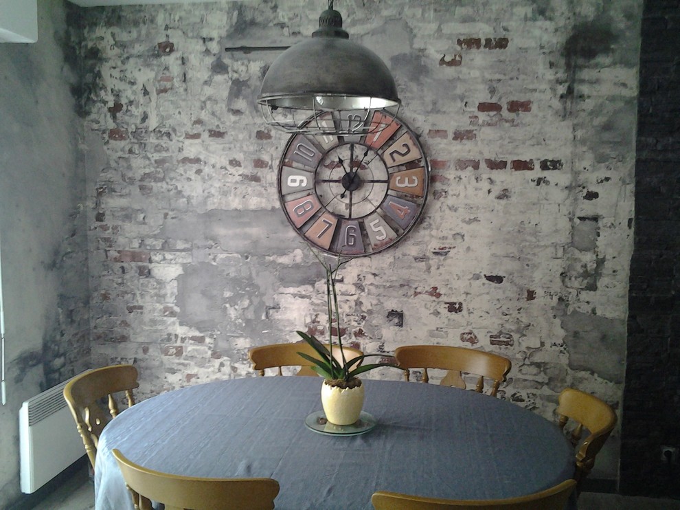 На фото: большая кухня-столовая в стиле лофт с серебряными стенами, полом из ламината, печью-буржуйкой, фасадом камина из металла и коричневым полом