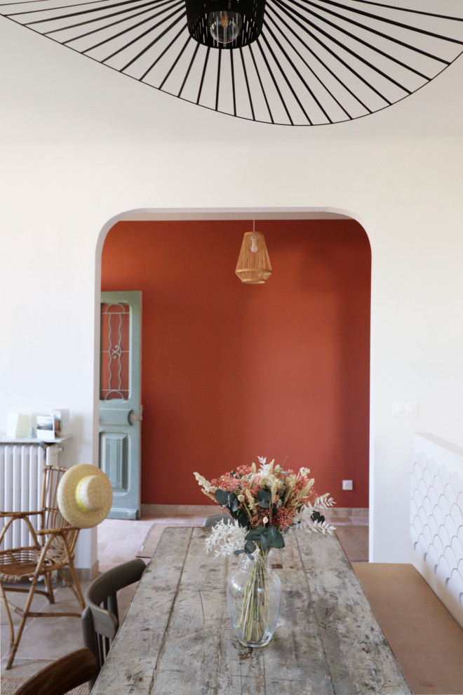 Ejemplo de comedor mediterráneo grande abierto sin chimenea con paredes rojas, suelo de travertino y suelo beige
