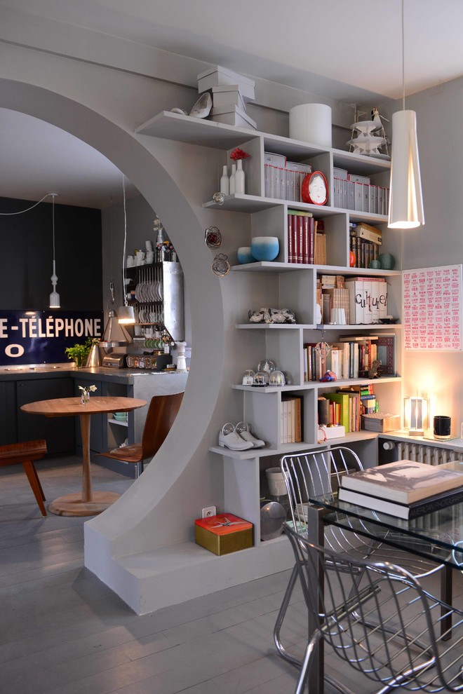 Ispirazione per una sala da pranzo aperta verso il soggiorno bohémian di medie dimensioni con pareti grigie e pavimento in legno verniciato