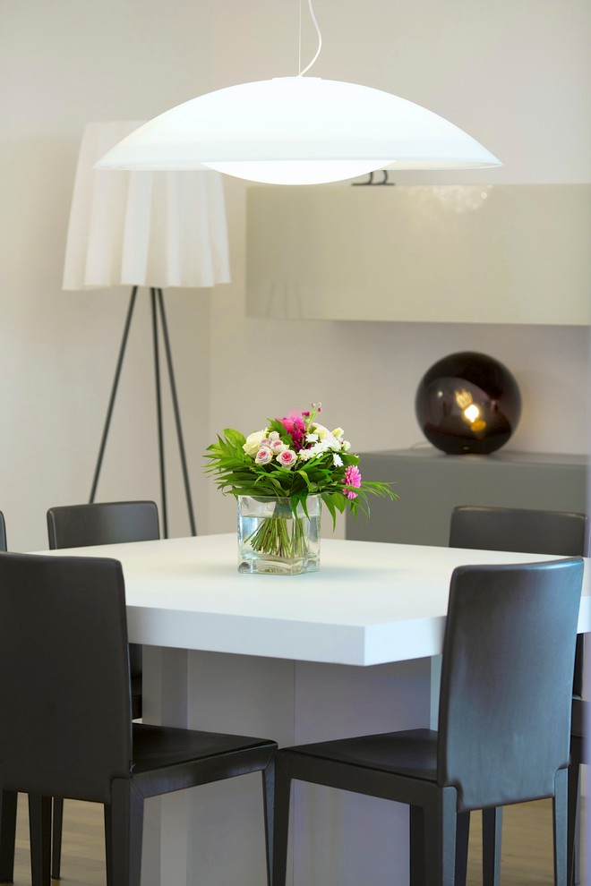 Idée de décoration pour une salle à manger ouverte sur le salon design de taille moyenne avec un mur blanc.
