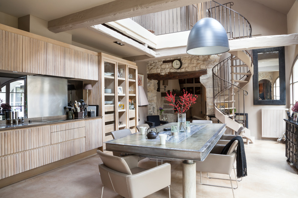 Идея дизайна: гостиная-столовая среднего размера в современном стиле с бежевыми стенами без камина