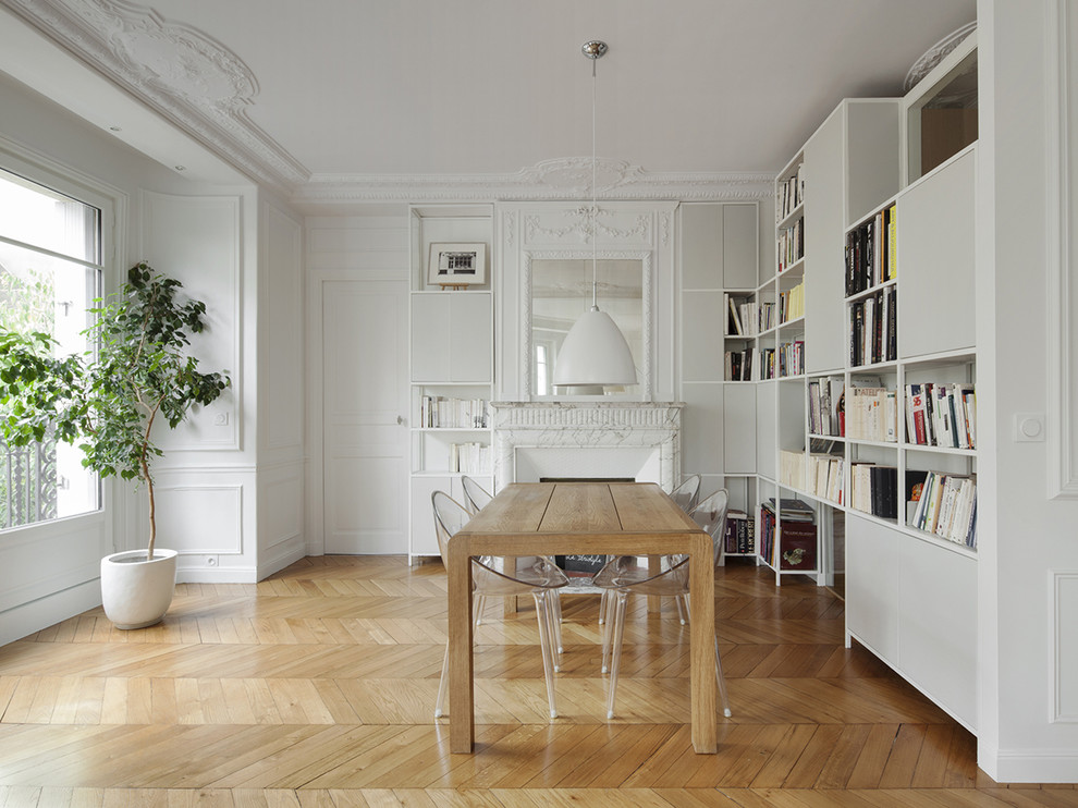 Großes, Geschlossenes Klassisches Esszimmer mit weißer Wandfarbe, hellem Holzboden, Kamin und Kaminumrandung aus Stein in Paris