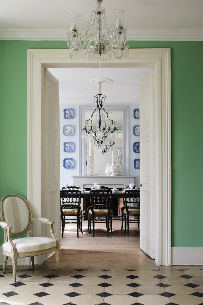Idee per una grande sala da pranzo classica chiusa con pareti verdi