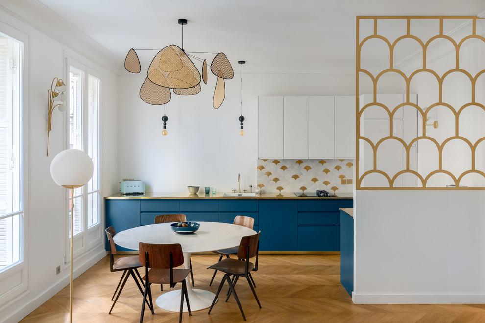 Cette photo montre une salle à manger ouverte sur le salon scandinave de taille moyenne avec un mur blanc, un sol marron, parquet clair, aucune cheminée et éclairage.