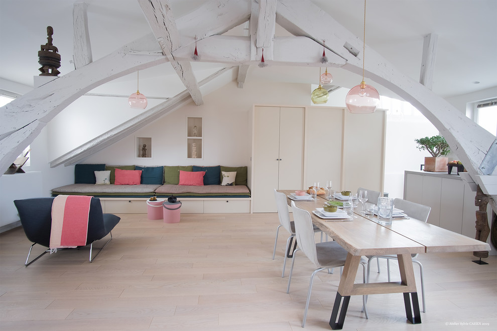 Offenes, Mittelgroßes Modernes Esszimmer ohne Kamin mit weißer Wandfarbe, hellem Holzboden, braunem Boden und freigelegten Dachbalken in Paris