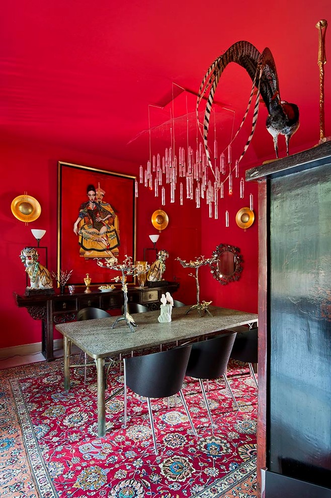 Источник вдохновения для домашнего уюта: отдельная столовая в стиле фьюжн с красными стенами и полом из известняка