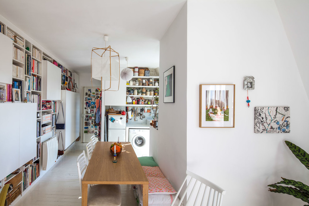 Esempio di una sala da pranzo aperta verso il soggiorno minimal di medie dimensioni con pareti bianche, pavimento in legno verniciato e nessun camino