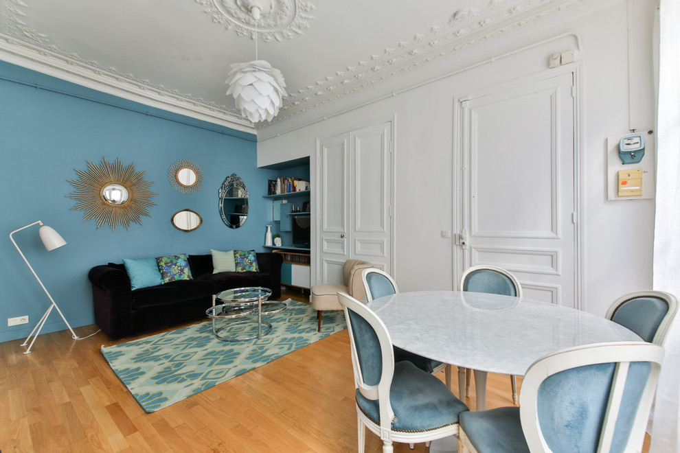 Ispirazione per una sala da pranzo classica chiusa e di medie dimensioni con pareti blu e parquet chiaro